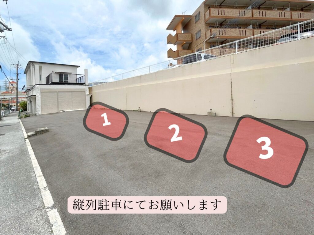 沖縄市店の駐車場